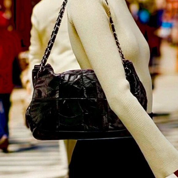 CHANEL Black lambskin and patent quilted leather CHANEL Brooklyn Bag "Retired" - Picture 15 of 16